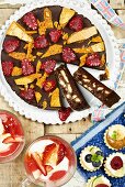 Schokoladen-Kekskuchen, Erdbeermousse und Obsttörtchen (England)