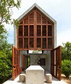 Modernes Architektenhaus aus Holz und Beton in der Natur