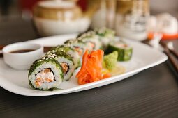 Sushi auf Servierplatte