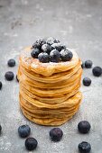 Turm aus Pancakes mit Heidelbeeren und Puderzucker