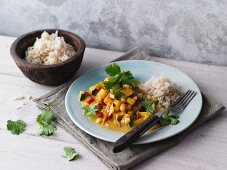 Asiatisches Kokos-Curry mit Tempeh und Erdnüssen