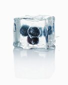 Ein Eiswürfel mit Blaubeeren