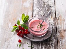 Redcurrant dressing with mint