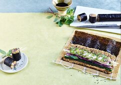 Veganes Quinoa-Sushi mit Radieschen, Gurke und Avocado