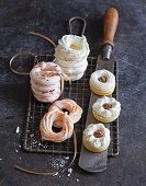 Classic foam rings with colouring and flavouring, shortcrust pastry and maracuja jam