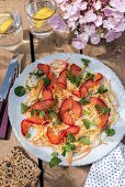 Mit Rote-Bete gebeizter Lachs auf Karotten-Fenchel-Salat mit Apfel und Kresse