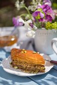 Honig-Baklava mit Pistazien, Nüssen und Mandeln auf Tisch im Freien