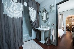 'Belle Epoque' Badezimmer-Flair mit Blick in Schlafzimmer