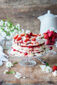 Frühlingshafte Meringue-Torte mit Erdbeeren und Sahne