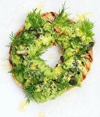 Gegrillter Bagel mit Avocadocreme und Dill (Aufsicht, Nahaufnahme)