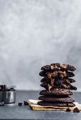 Heiße mexikanische Schokoladenkekse mit schmelzenden Chocolate Chips, gestapelt