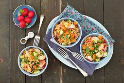 Linsensalat mit Radieschen, Gurke, Kräutern und karamellisierten Mandeln