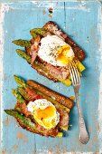 Wholemeal bread with asparagus, bacon and poached egg