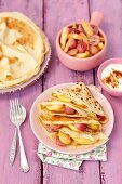 Pfannkuchen mit Trauben und Äpfeln