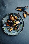 Cooked mussels on a plate (seen from above)