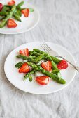Green asparagus with mozzarella and strawberries