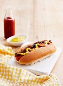 Klassischer Hot Dog mit Senf, Ketchup und Relish