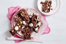 Rocky Road Schokoriegel mit Marshmallows, Turkish Delight und Haselnüssen