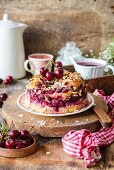 A summery mini cherry cake with almonds