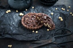 Vegan chocolate tartlets with oat pops
