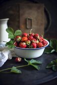 Schüssel mit frischen Erdbeeren