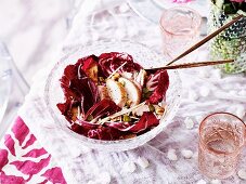 Radicchiosalat mit Hähnchen, Sellerie und rosa Grapefruit