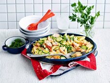 Schnelle Penne mit Zucchini und Lachs