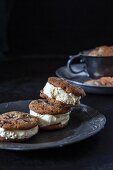 Schoko-Tahini-Cookies mit Vanilleeiscreme
