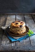 Traditionelle amerikanische Pfannkuchen mit Beeren und Ahornsirup