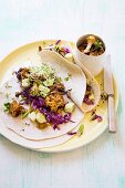 Weiche Tacos mit geröstetem Blumenkohl, Kürbissauce und Avocado