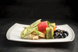 Fruchtsalat mit Wassermelone, Kiwi, Trauben und Apfel