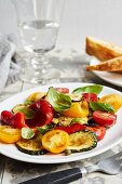 Salat mit Gemüse-Antipasti und Basilikum