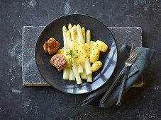 Asparagus with pork loin, hollandaise sauce and potatoes
