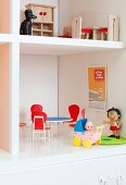 Puppenstube und Retro Puppenmöbel in weißem Schrank