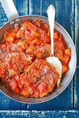 Schweinekoteletts im Schinkenmantel mit Salbei in Tomatensauce