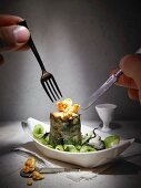Tournedos und Austern mit Chili-Popcorn, Gurke und Hijiki-Algen