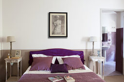 Schlafzimmer im französischen Stil mit zweifarbiger Wand