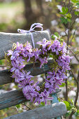 Herz aus Blüten von Hyacinthus 'Pink Pearl' ( Hyazinthen ) und Moos