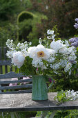 Weißer Duftstrauß mit Paeonia suffruticosa 'Sahohime' syn. 'Princess Saho'