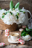 Eine Tasse Kaffee und Macarons mit Salzkaramell