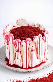 Red Velvet Cake mit Baiser-Knochen für Halloween