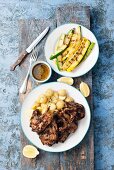 Gegrillte Lammkoteletts mit Kartoffeln und Zucchini