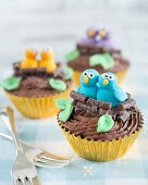 Frühlingshafte Schokoladencupcakes verziert mit Fondant-Vögeln