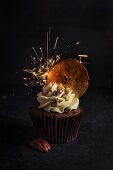 Apfel-Pekannuss-Toffee-Cupcake mit Wunderkerze