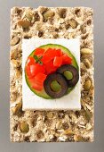 Feta, Tomaten, Gurke und Olive auf Kürbiskernknäckebrot