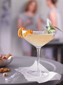 Cocktail mit Wodka, Thaibasilikum, Triple Sec und Winzersekt