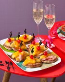 Mini Hawaiian pizzas and sparkling wine for a retro party