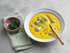 Karotten-Ingwer-Cremesuppe mit Kalbfleischbällchen