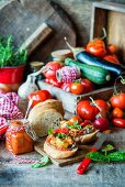 Brot mit Tomatensauce und gebratenem Gemüse