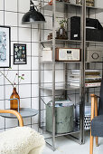 Metallregale mit Vintage-Accessoires und Retro-Radio vor gefliester Wand